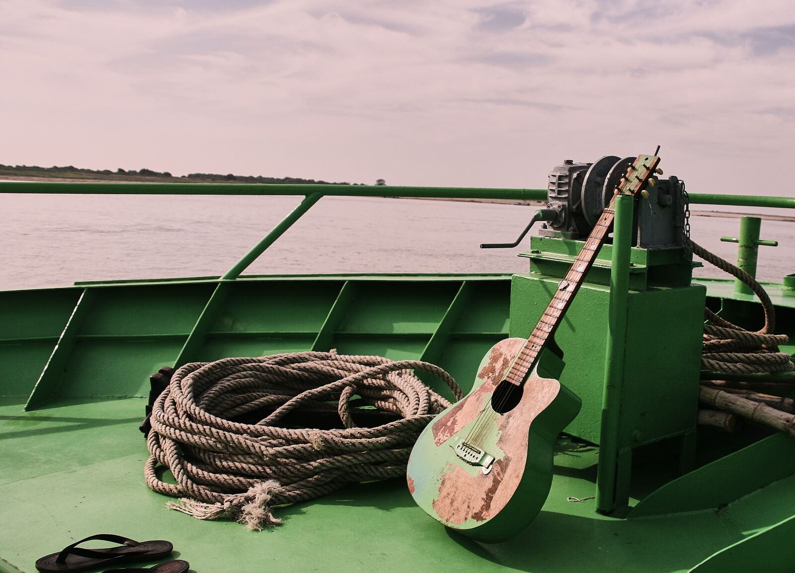 Canon EOS 400D (EOS Digital Rebel XTi / EOS Kiss Digital X) sample photo. Guitar, boat, green photography