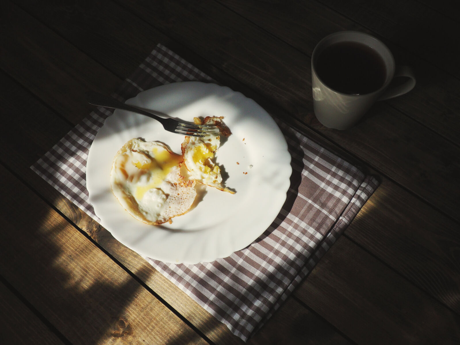 Olympus OM-D E-M10 II sample photo. Breakfast, chequered, coffee, cup photography
