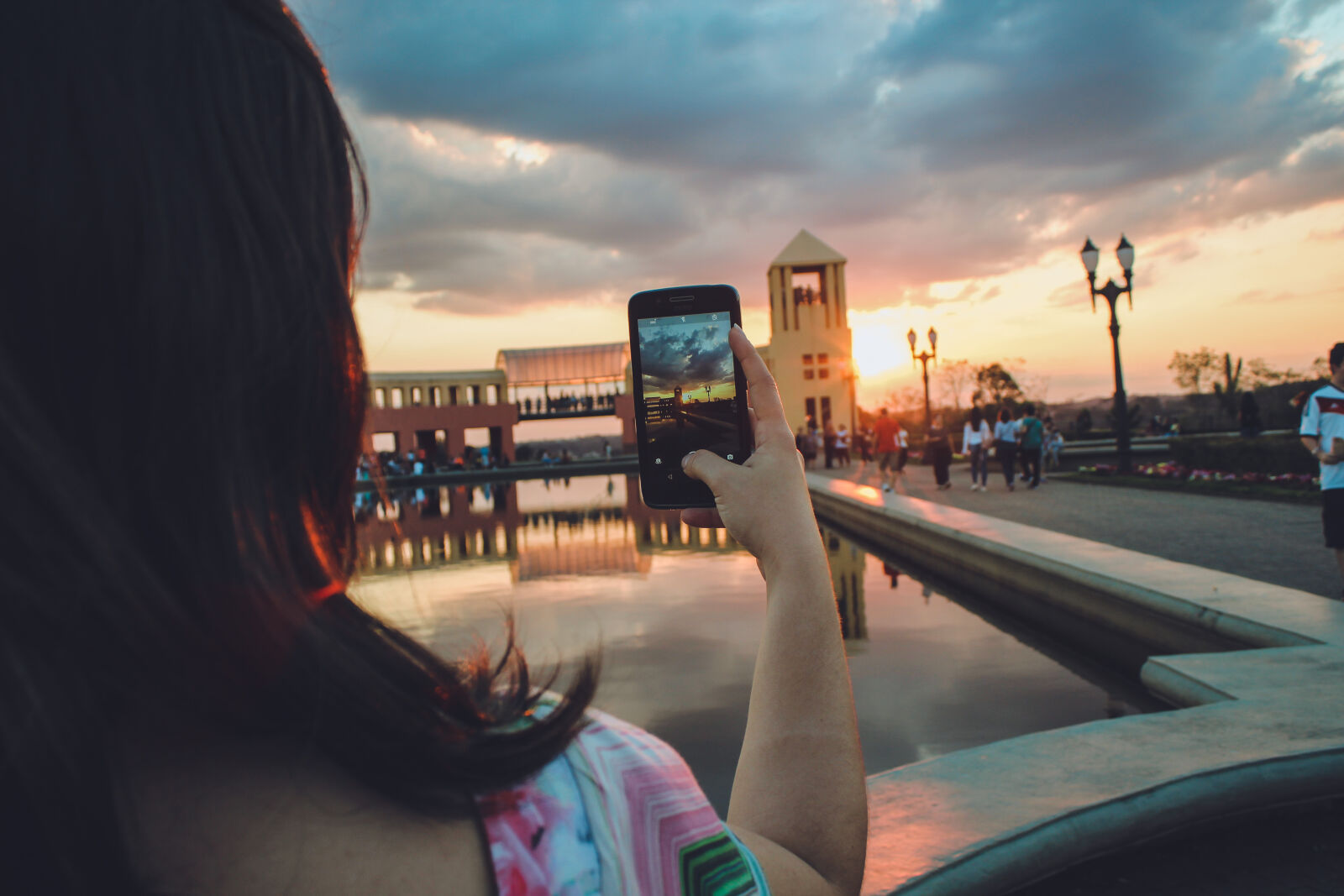 Canon EOS 600D (Rebel EOS T3i / EOS Kiss X5) sample photo. Woman, holding, smartphone, capturing photography