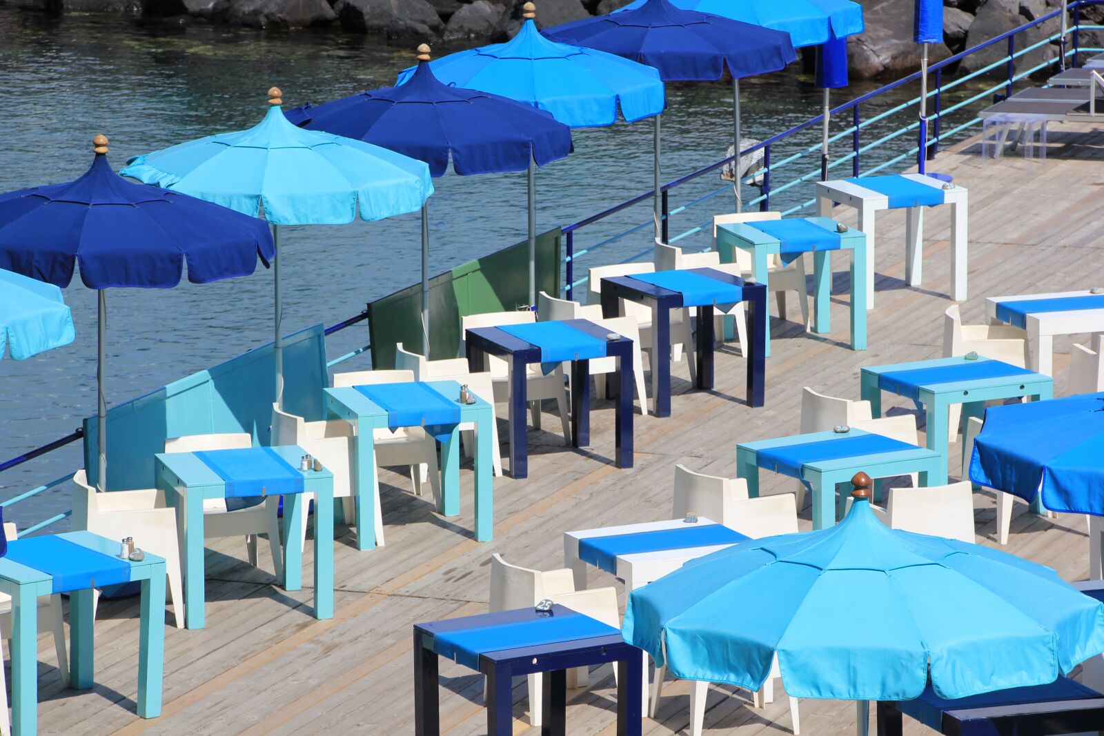 Canon EOS 550D (EOS Rebel T2i / EOS Kiss X4) sample photo. Sorrento, beach, umbrella photography