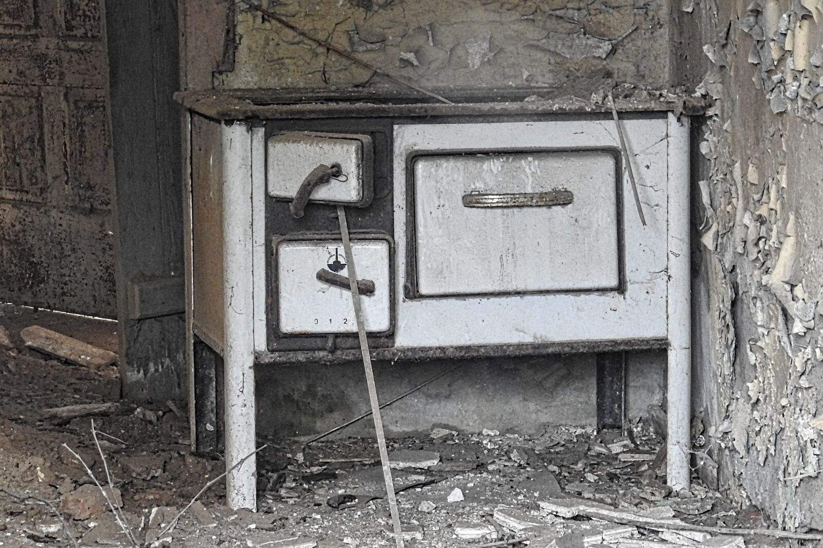 Nikon Coolpix P900 sample photo. Stove, ruin, old photography