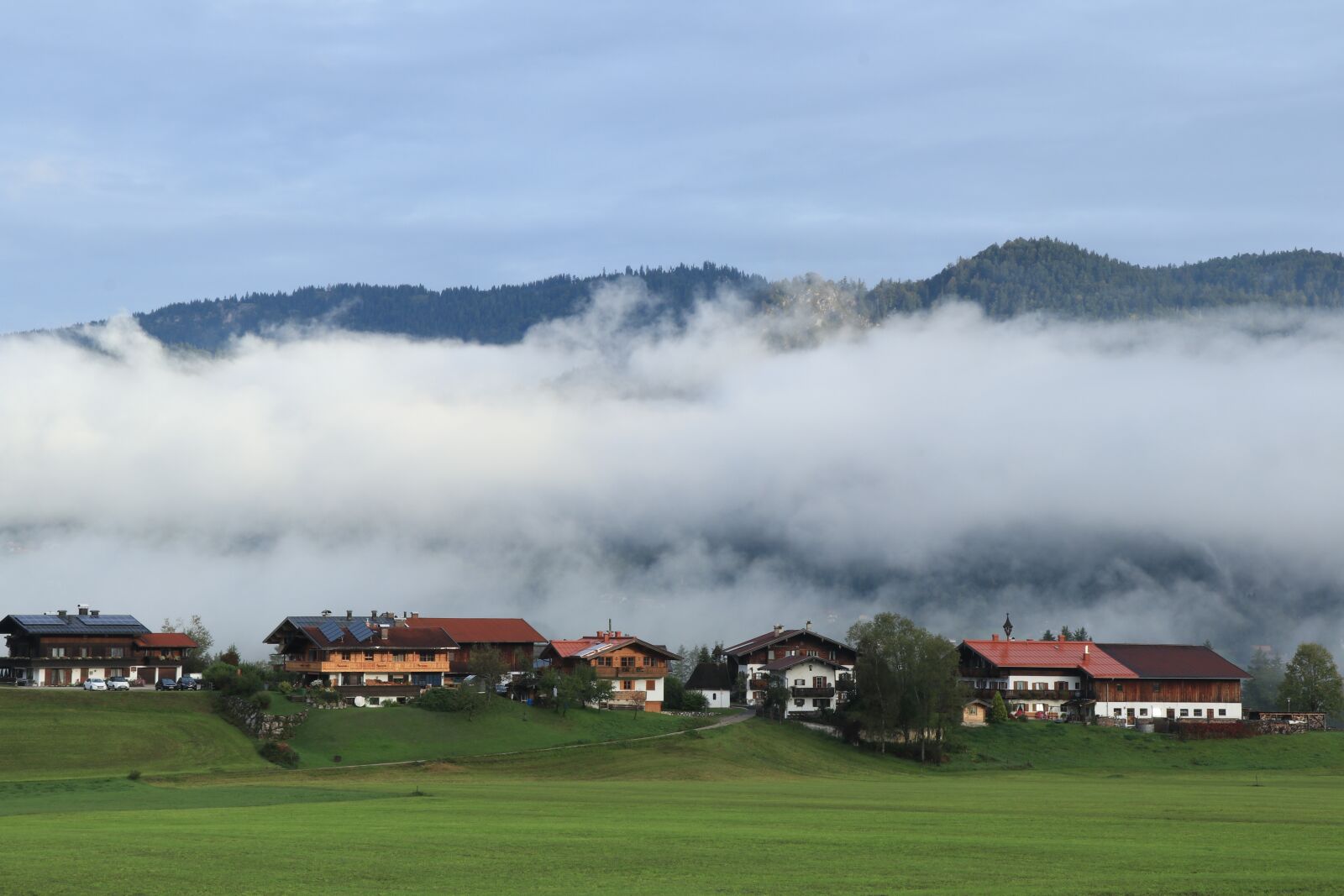 Canon EF-S 18-135mm F3.5-5.6 IS USM sample photo. Landscape, houses, countryside photography