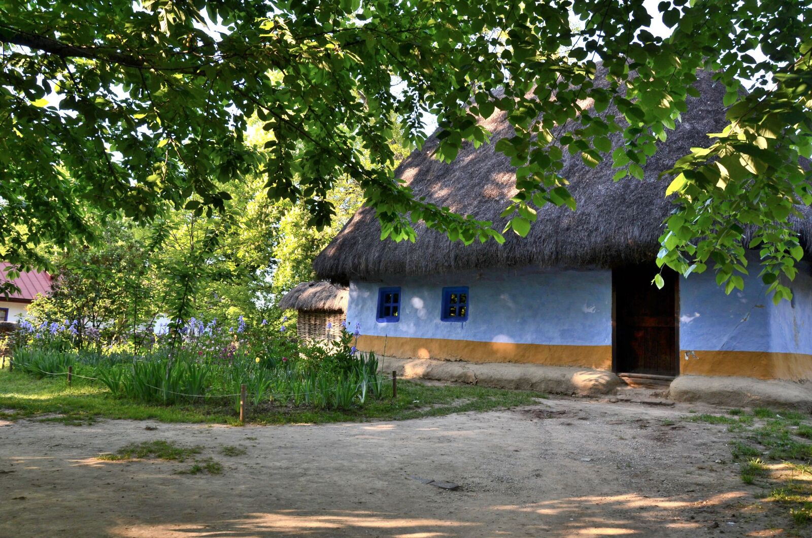 Nikon D7000 sample photo. House, people, old photography