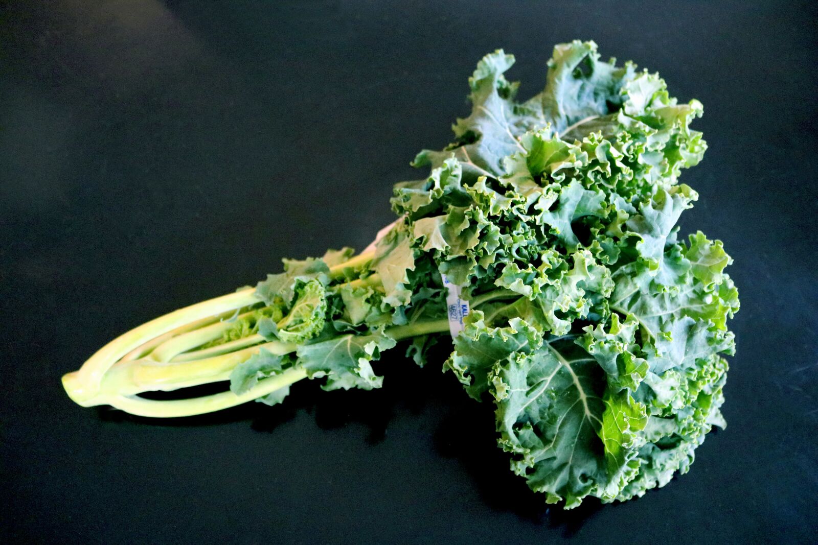 Canon EOS 750D (EOS Rebel T6i / EOS Kiss X8i) sample photo. Kale, kale bunch, kale photography