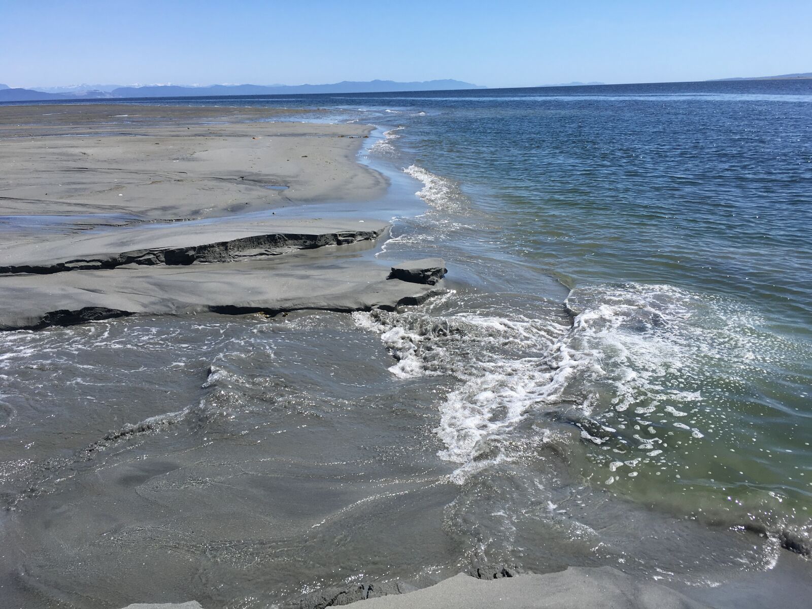 iPhone SE back camera 4.15mm f/2.2 sample photo. Ocean, tide, beach landscape photography
