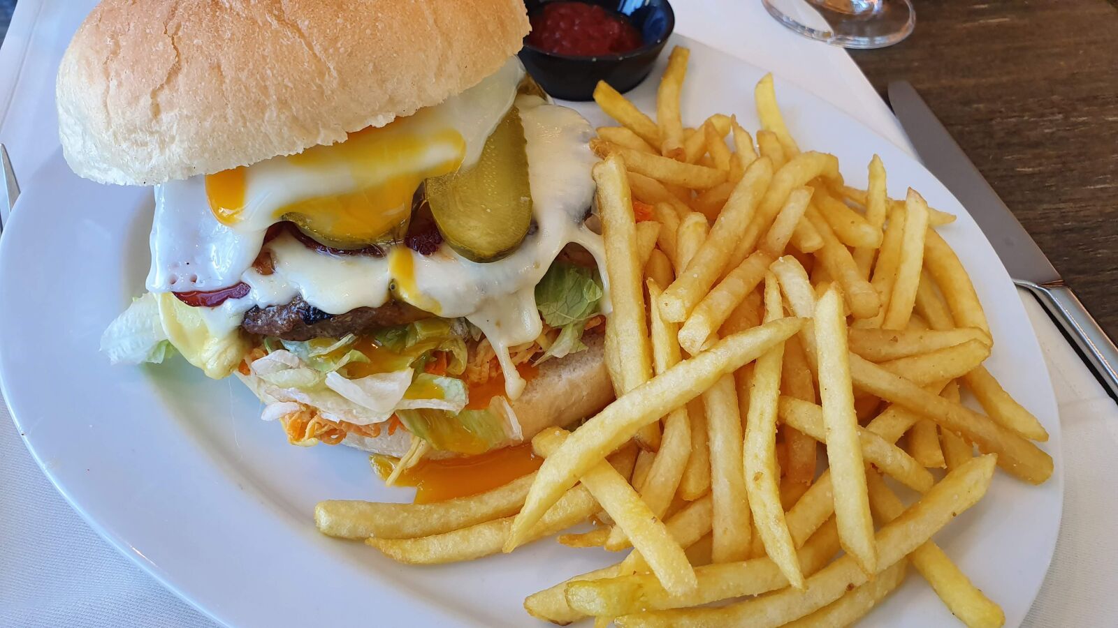 Samsung Galaxy S10+ sample photo. Burger, eat, food photography