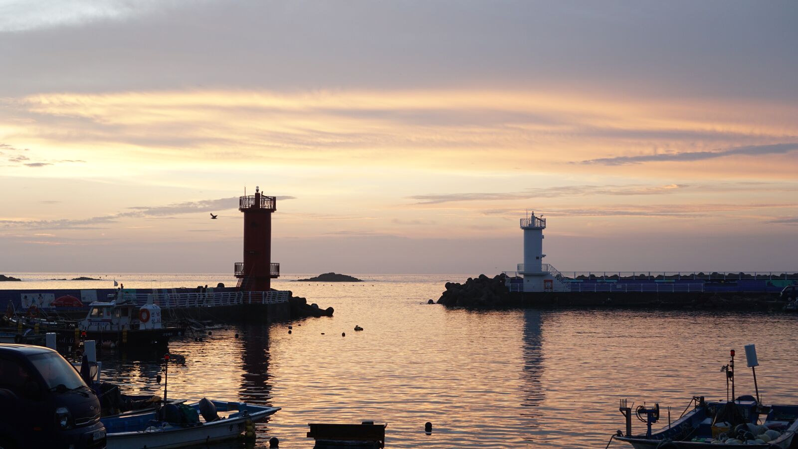 Sony a6000 + Sony E 35mm F1.8 OSS sample photo. Sunset, lighthouse, sea photography