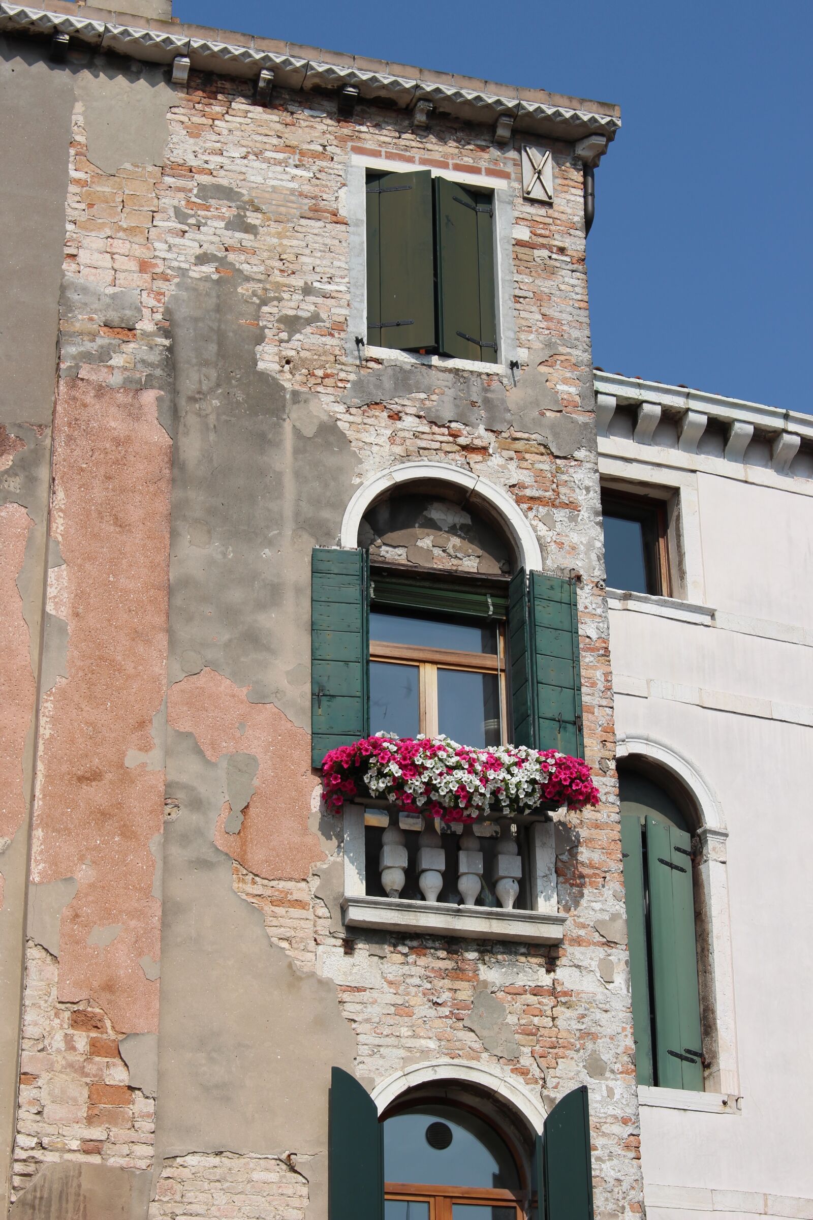 Canon EOS 100D (EOS Rebel SL1 / EOS Kiss X7) sample photo. Italy, architecture, window photography