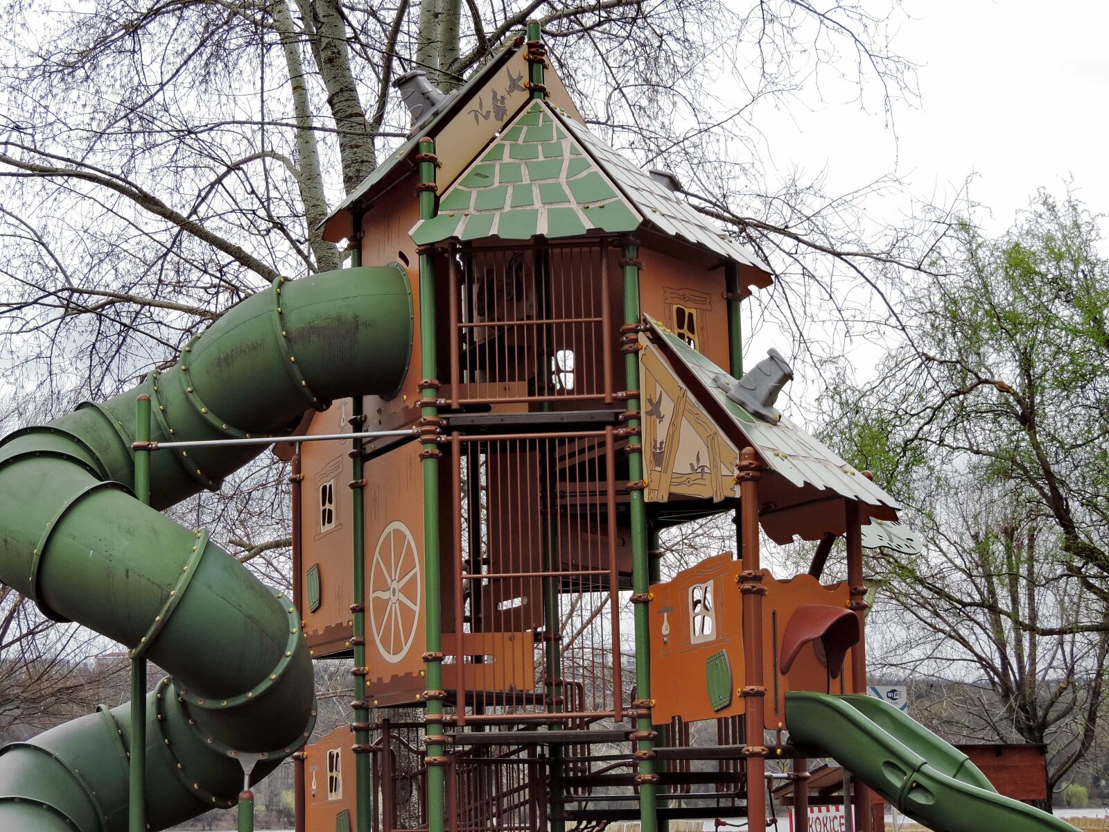 Nikon Coolpix P520 sample photo. Fun, playground, wood, building photography