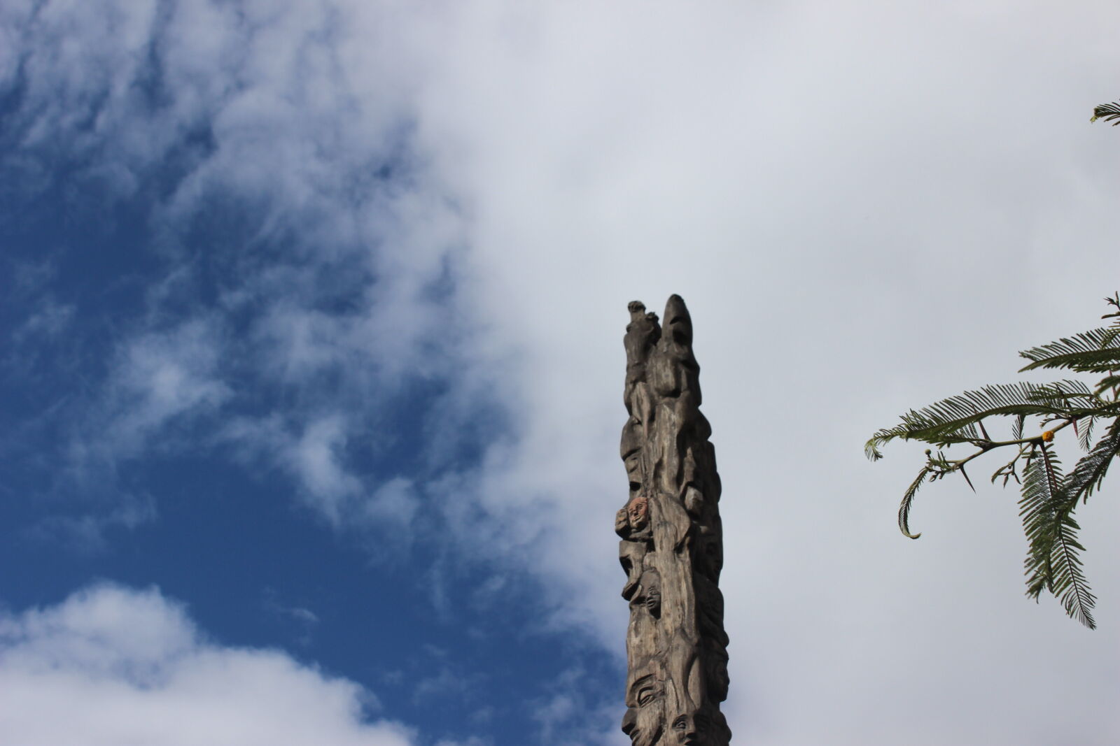 Canon EOS 600D (Rebel EOS T3i / EOS Kiss X5) sample photo. Blue, ecuador, pole, sky photography