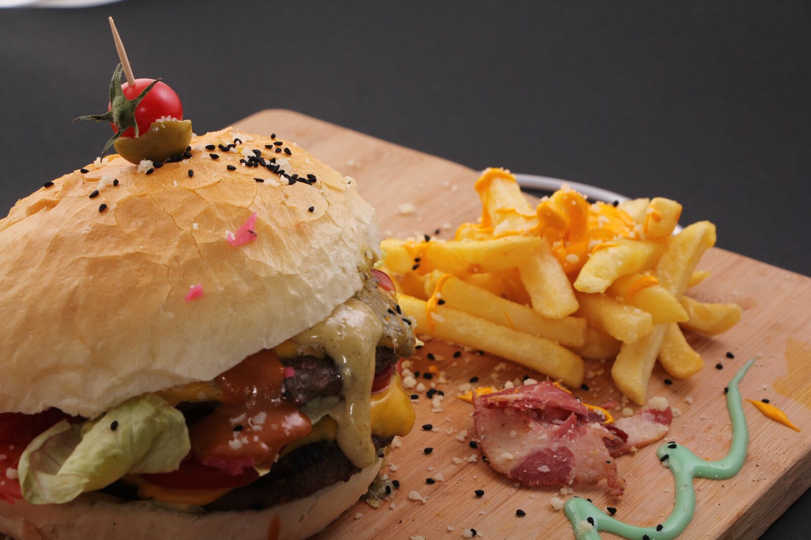 Canon EOS 60D + Canon EF-S 18-135mm F3.5-5.6 IS STM sample photo. Burger, food, fast food photography