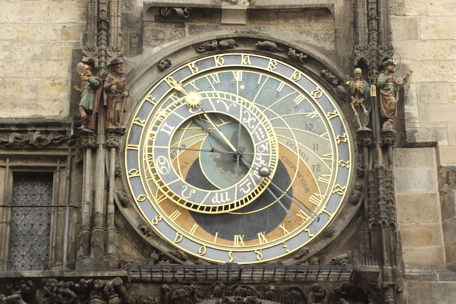 Canon EOS 700D (EOS Rebel T5i / EOS Kiss X7i) + Canon EF-S 18-135mm F3.5-5.6 IS STM sample photo. Prague, clock, tower photography