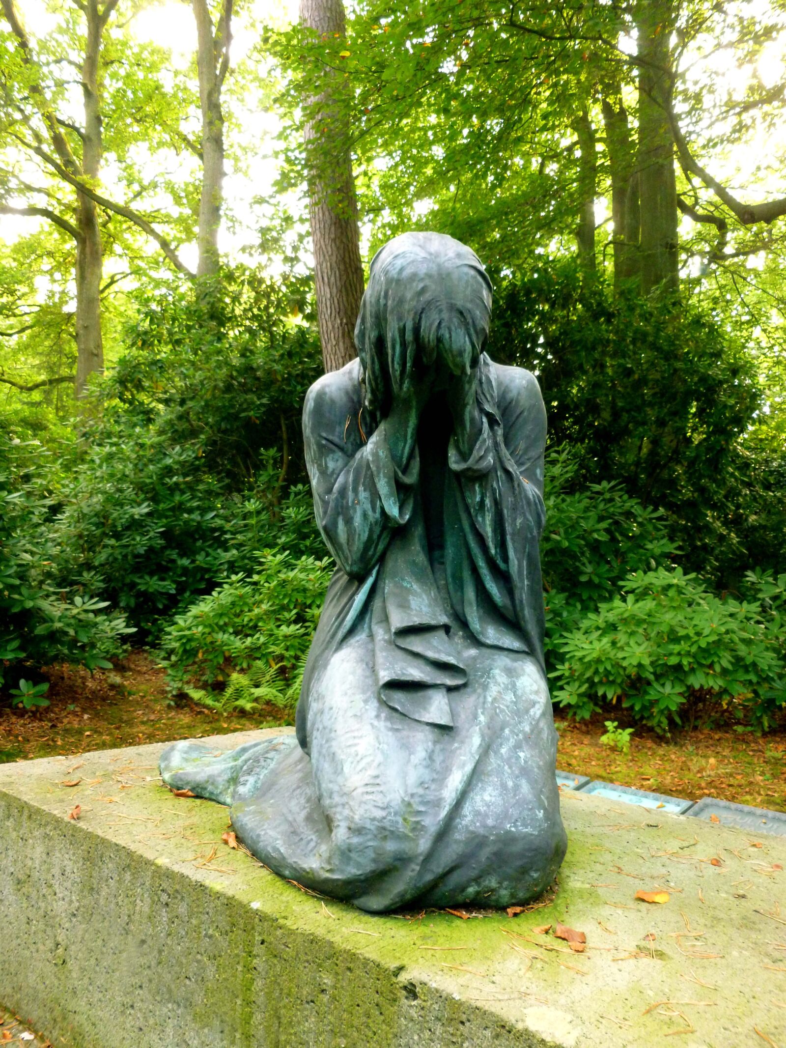 Panasonic DMC-FS37 sample photo. Sculpture, woman, bronze statue photography