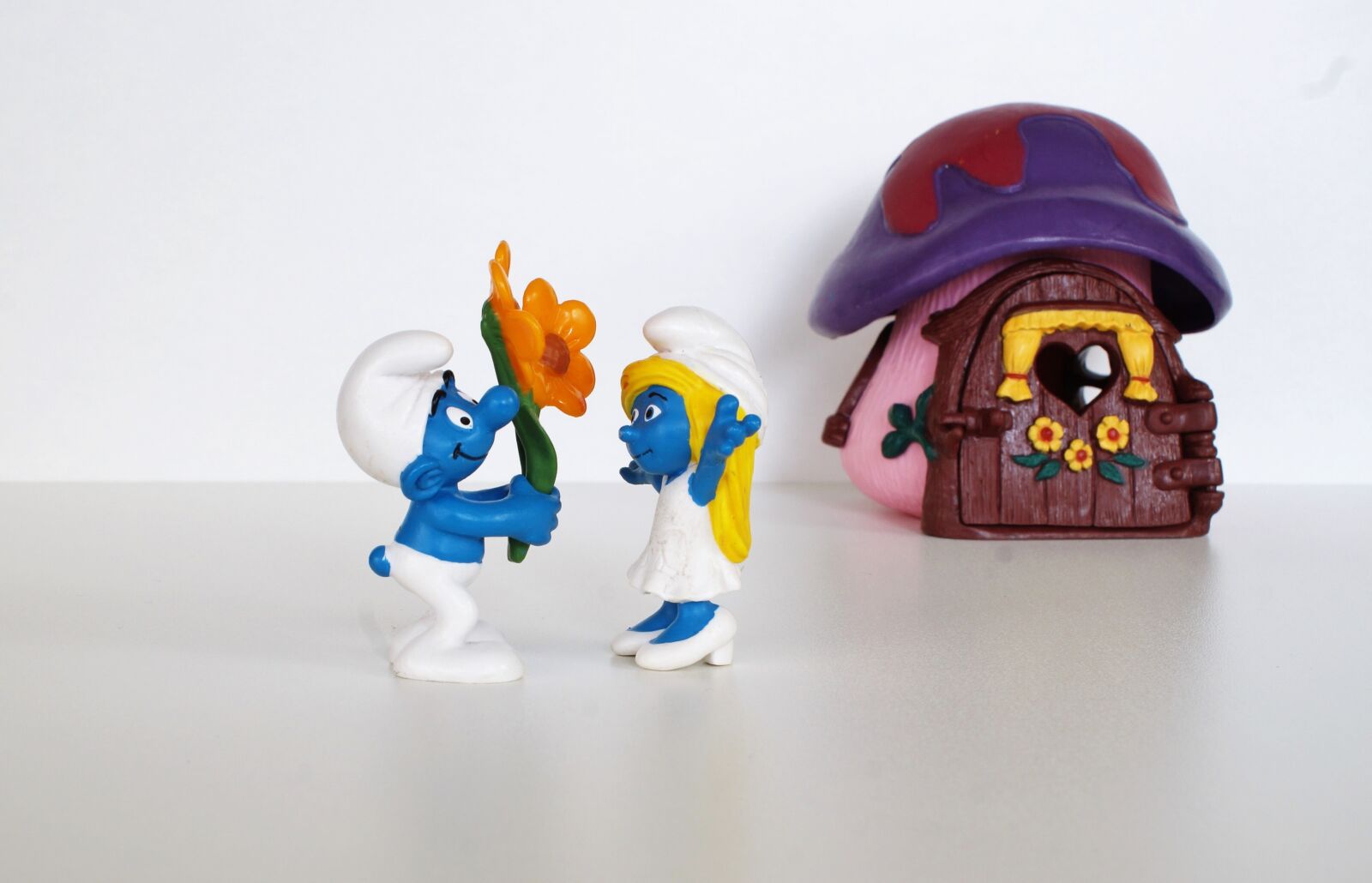Sony DT 18-70mm F3.5-5.6 sample photo. Smurf, smurfs, figure photography