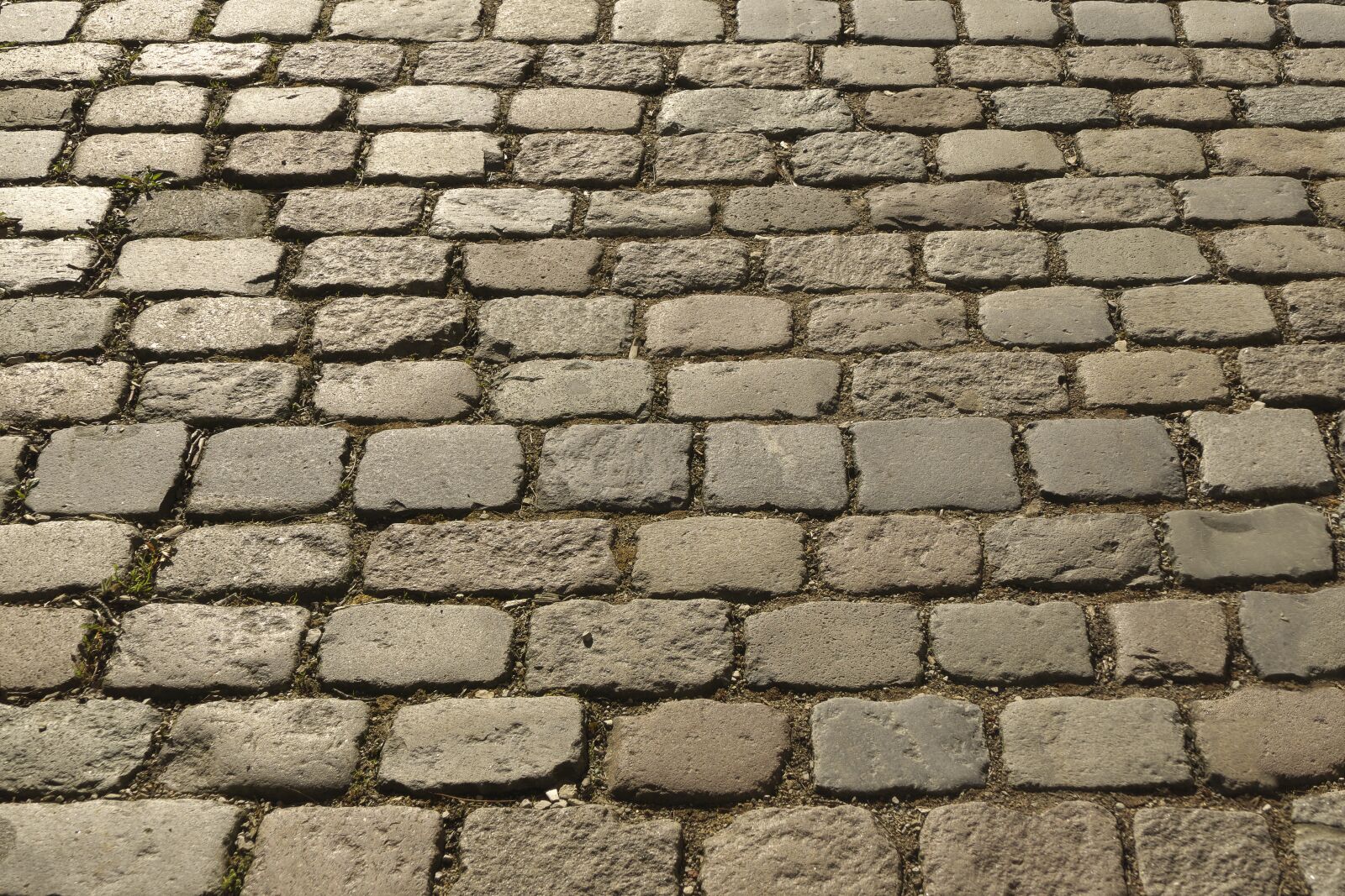 Panasonic Lumix DMC-FZ1000 sample photo. Cobblestones, paving stones, historically photography