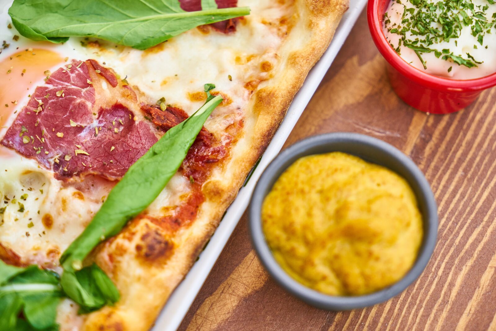 Sony a7R II sample photo. Pizza, tomato, bacon photography