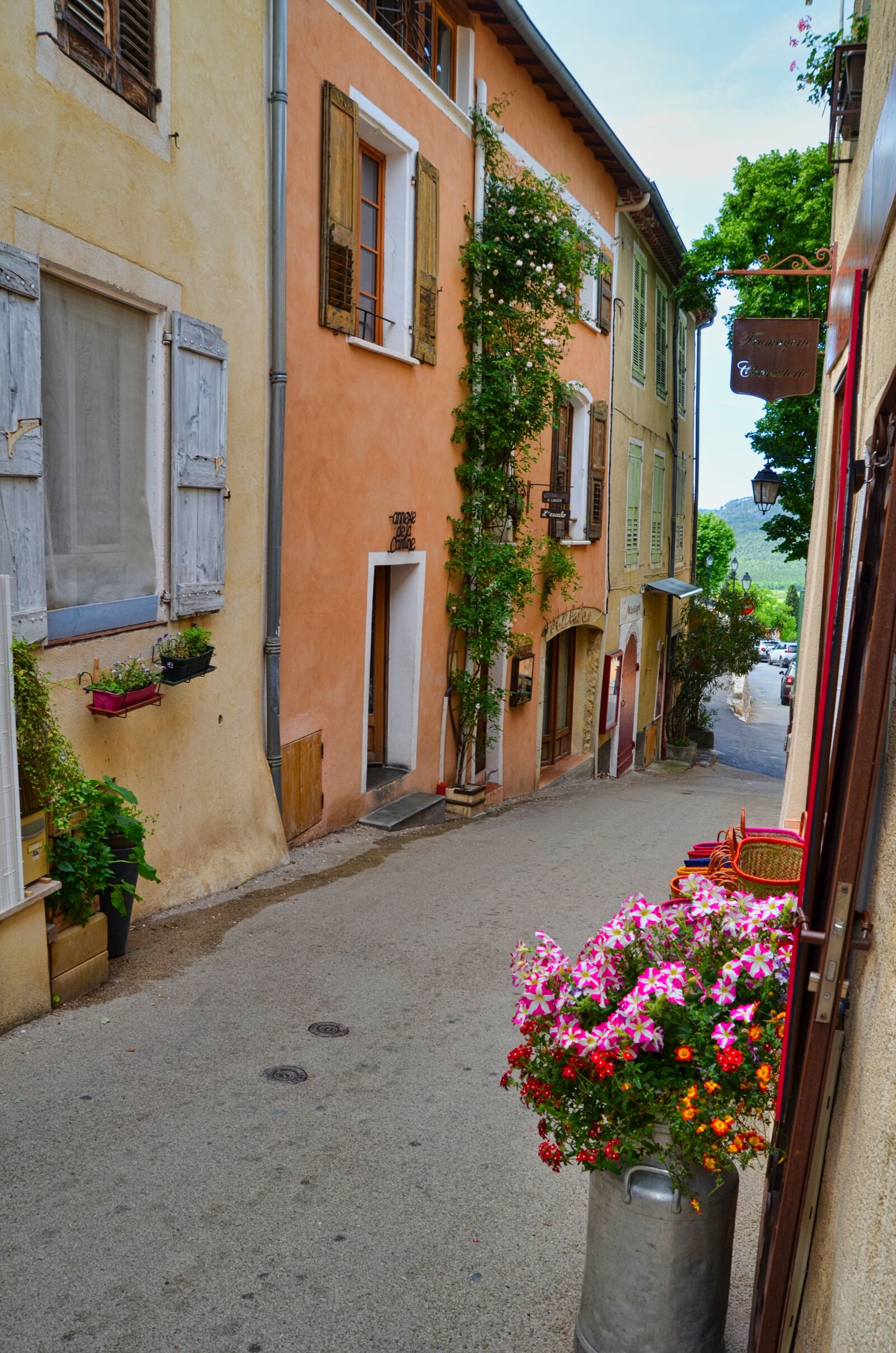 Nikon D7000 sample photo. Moustiers-sainte-marie, lane, street photography