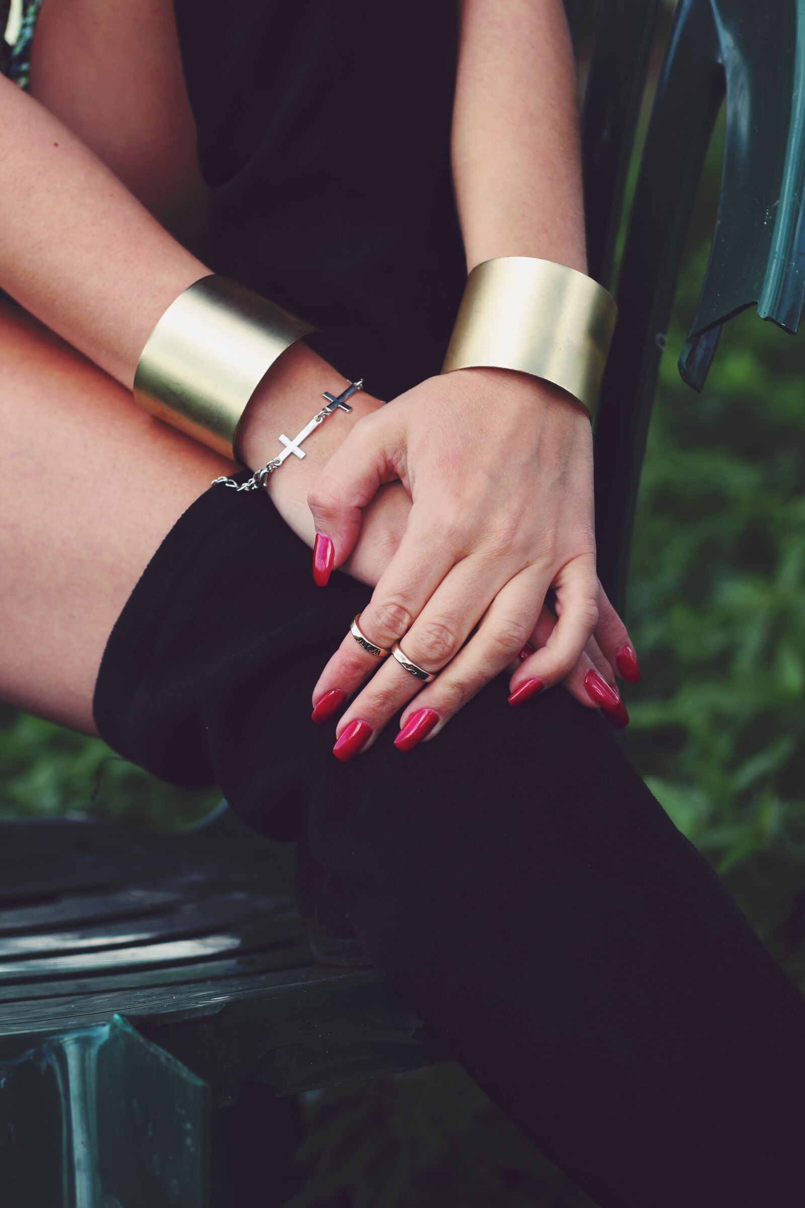 Canon EOS 600D (Rebel EOS T3i / EOS Kiss X5) + Canon EF 50mm F1.8 II sample photo. Red, nails, jewelry photography