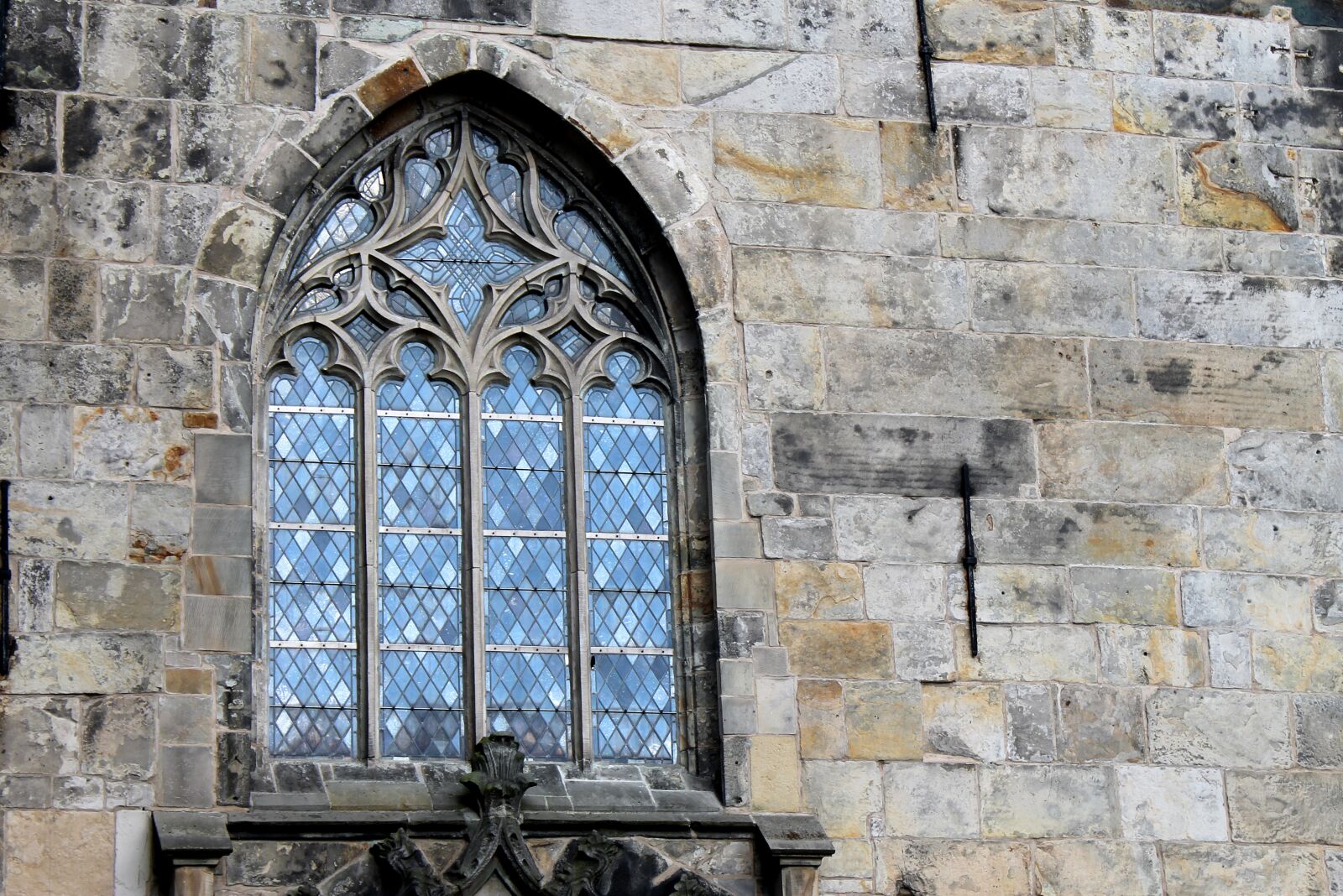 Canon EOS 1100D (EOS Rebel T3 / EOS Kiss X50) sample photo. Church, window, sand stone photography