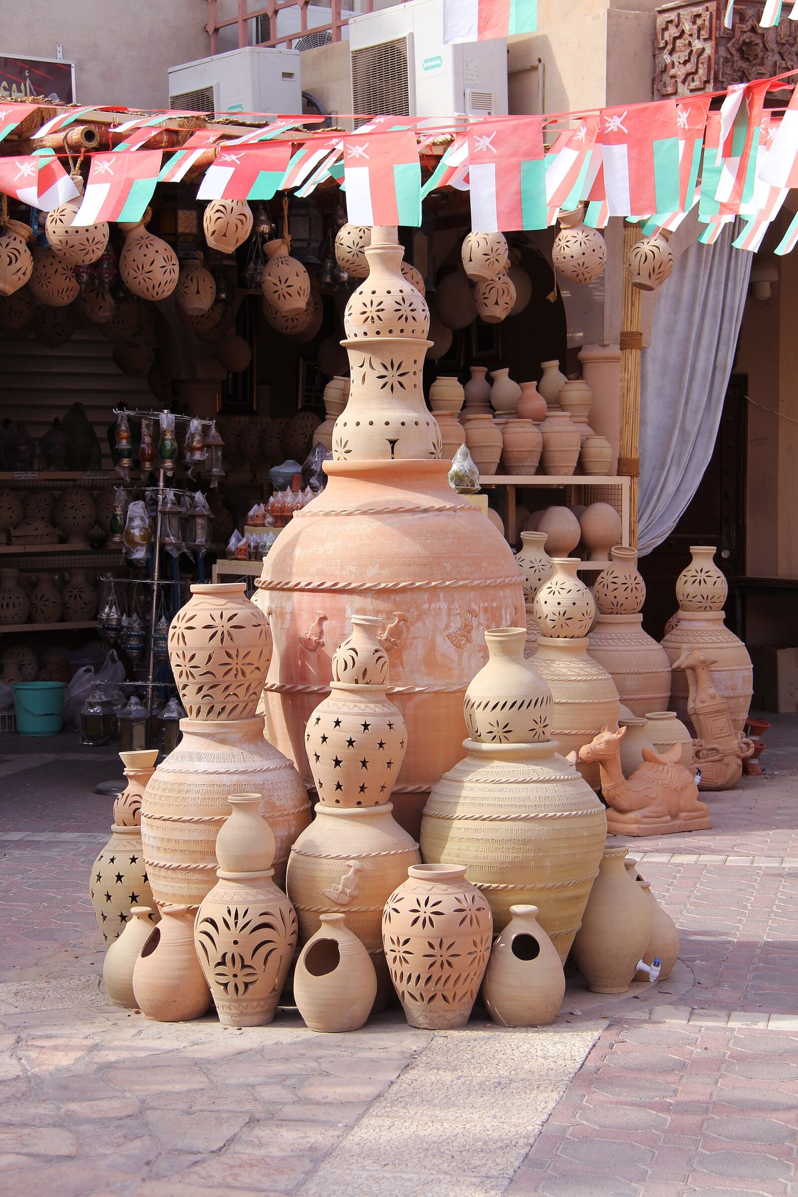 Canon EF-S 18-200mm F3.5-5.6 IS sample photo. Nizwa, nizwa souq, souq photography