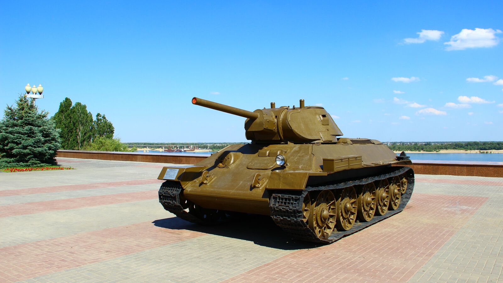 Canon EF-S 18-135mm F3.5-5.6 IS sample photo. Tank, volgograd, museum photography