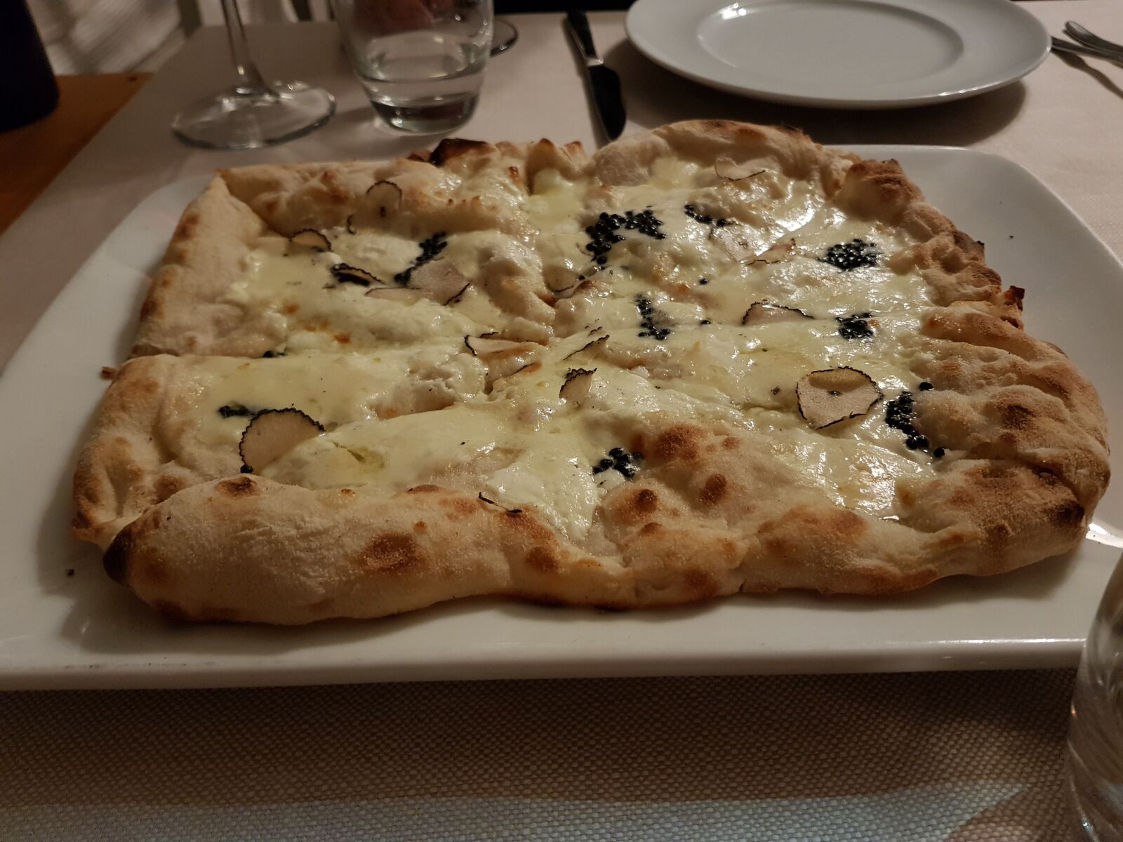 Samsung Galaxy S8+ sample photo. Pizza, white, truffle photography