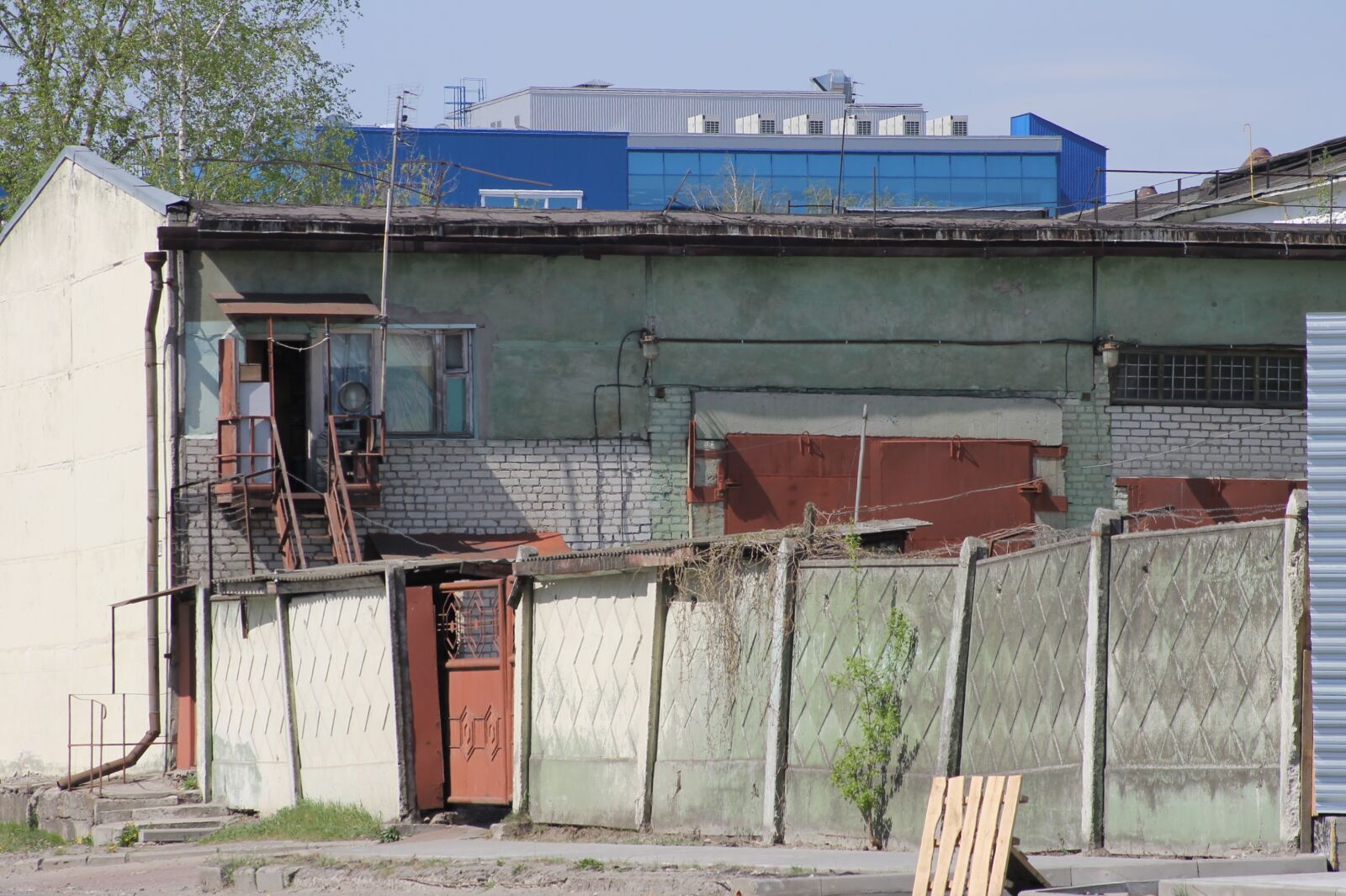 Canon EOS 1100D (EOS Rebel T3 / EOS Kiss X50) sample photo. Fence, concrete, old photography