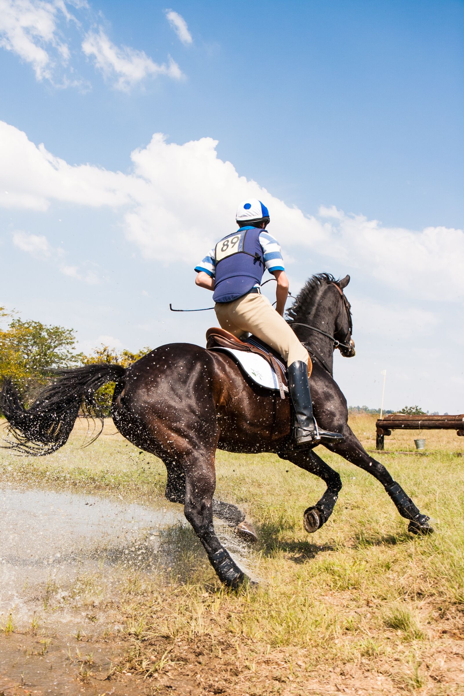 Canon EOS 400D (EOS Digital Rebel XTi / EOS Kiss Digital X) sample photo. Horse and rider cornering photography