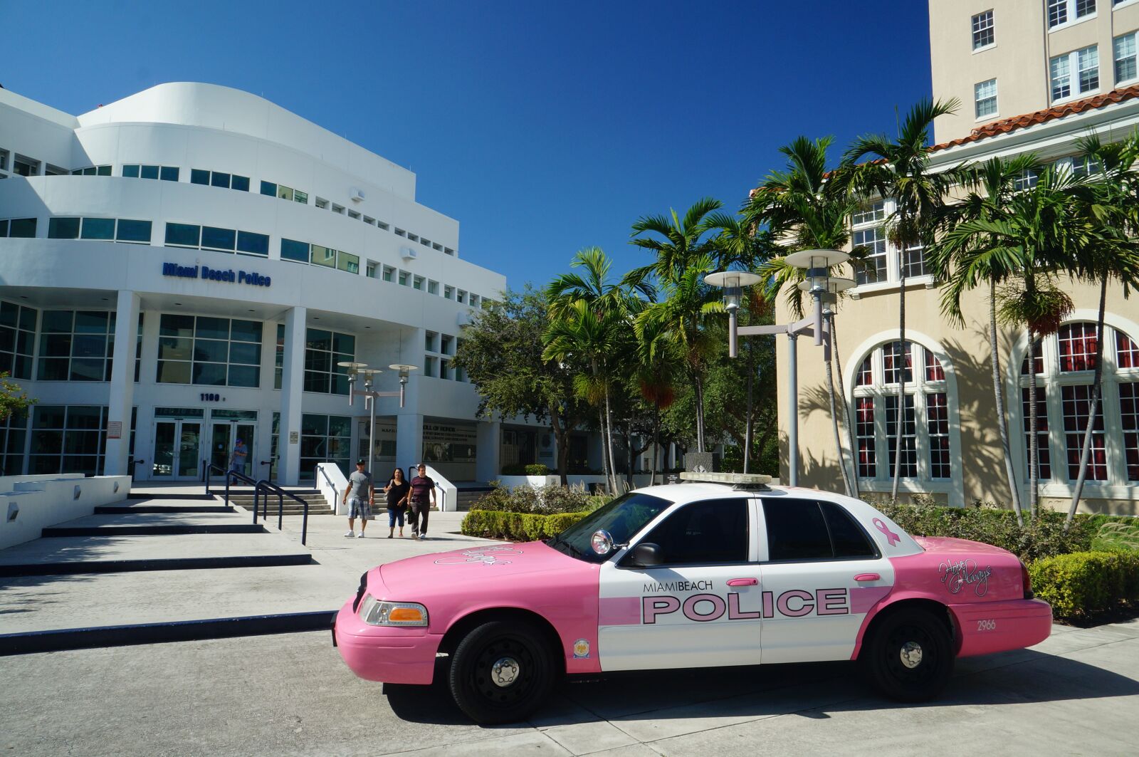 Sony Alpha NEX-F3 + Sony E 16mm F2.8 sample photo. Miami, florida, police photography