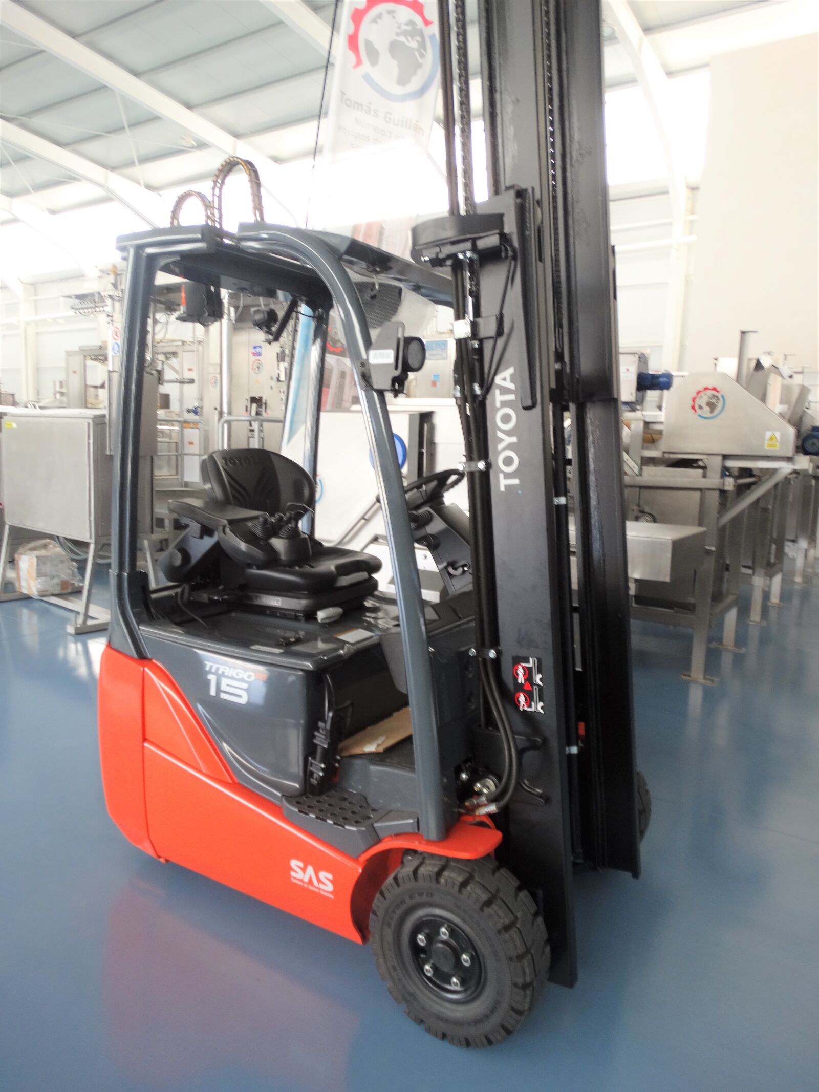 Sony Cyber-shot DSC-HX300 sample photo. Truck, toro, forklift photography