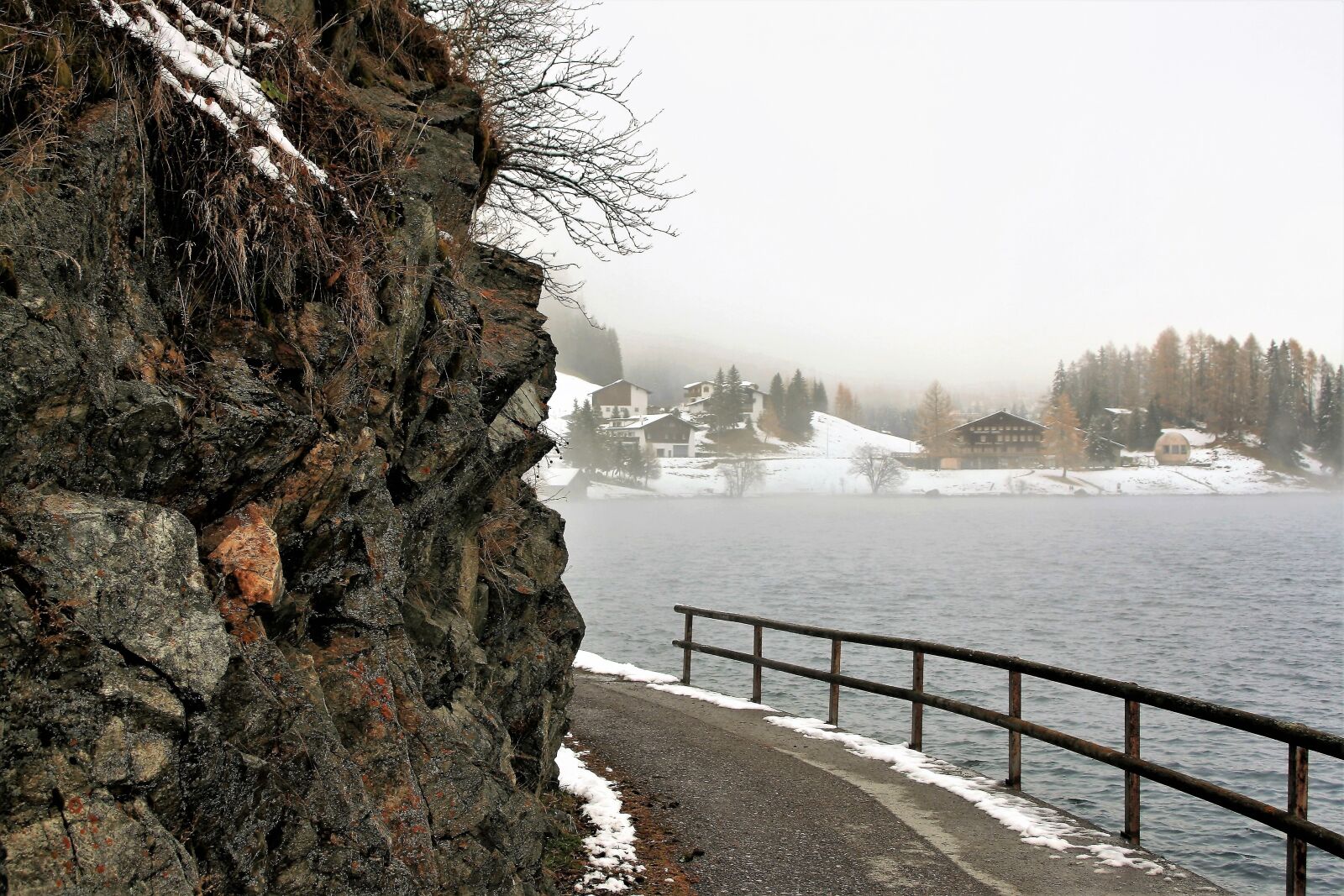 Canon EOS 400D (EOS Digital Rebel XTi / EOS Kiss Digital X) sample photo. Rocks, lake, snow photography