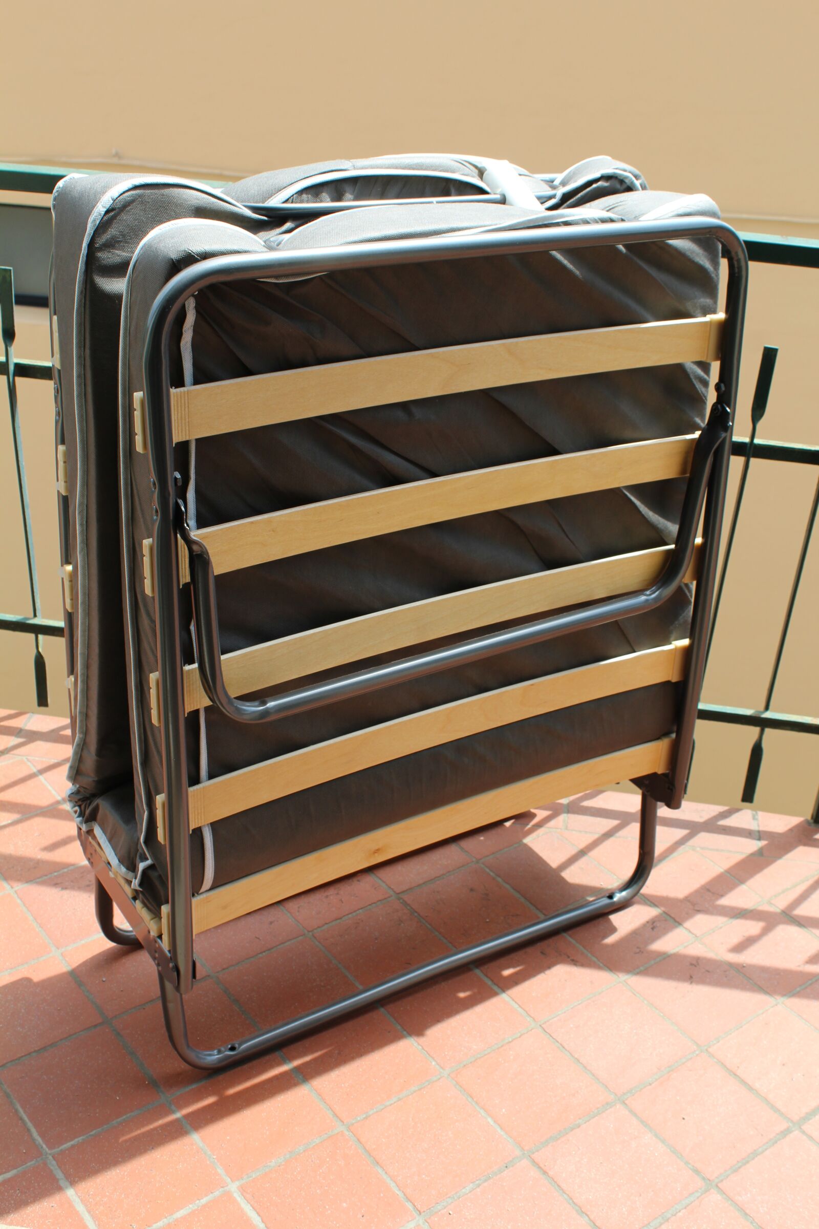Canon EOS 1200D (EOS Rebel T5 / EOS Kiss X70 / EOS Hi) sample photo. Read, folding bed, furnishings photography