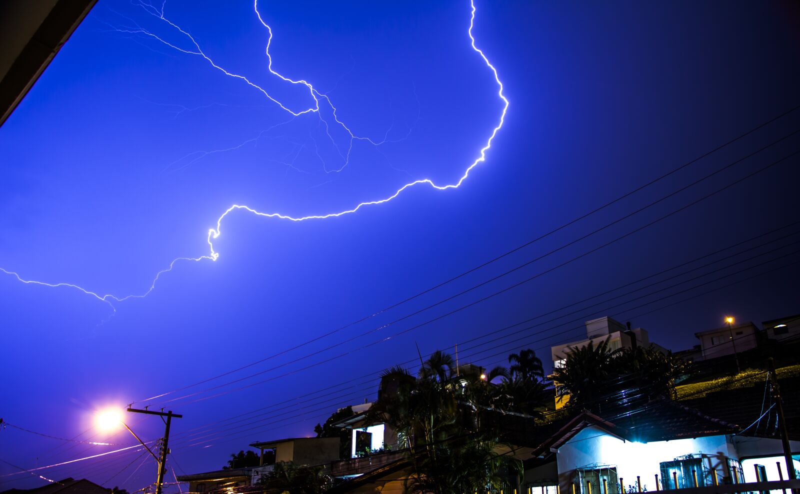 Canon EOS 700D (EOS Rebel T5i / EOS Kiss X7i) sample photo. Lightning, sky, blue photography