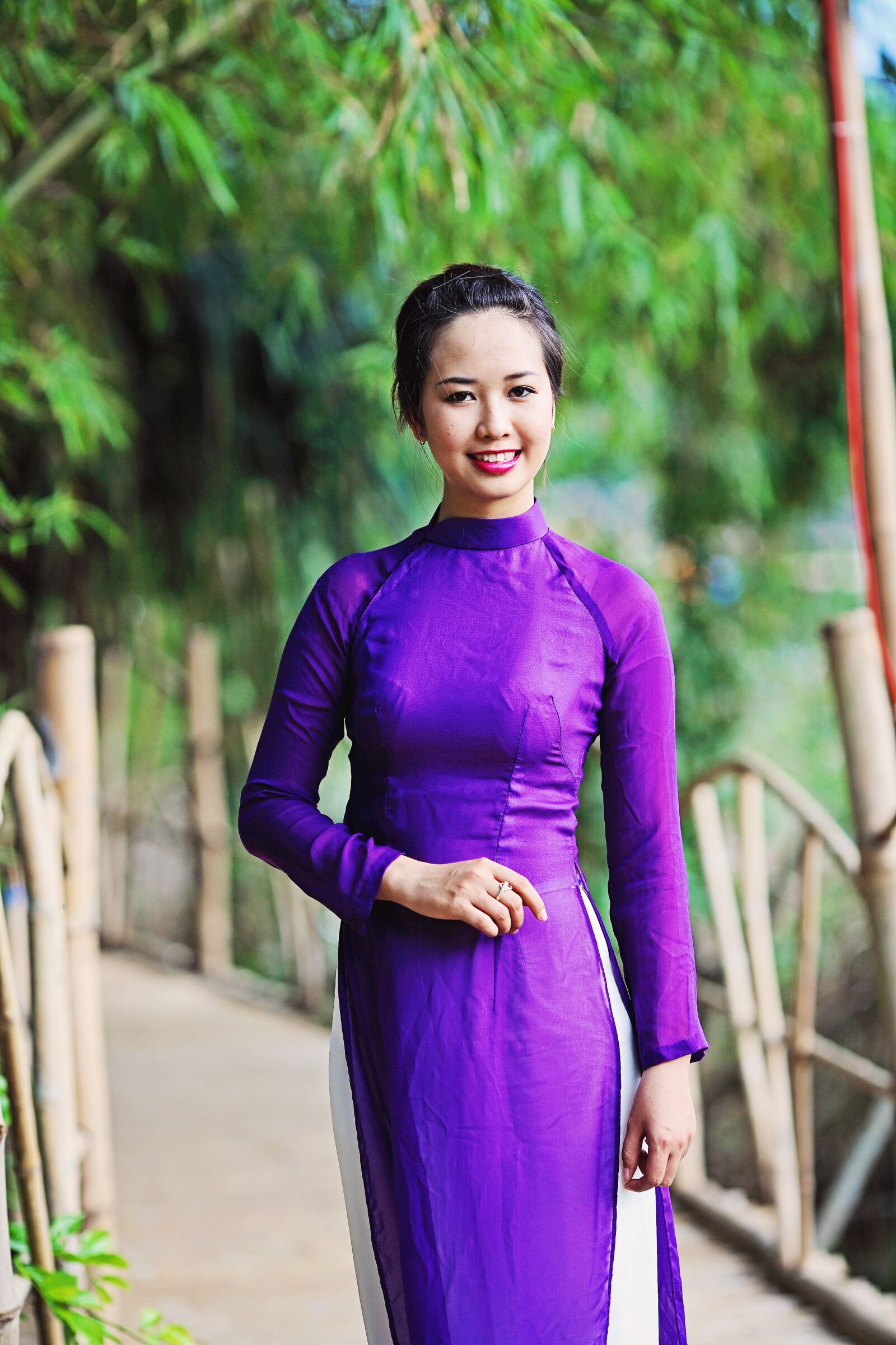 Canon EOS 5D sample photo. Vietnam, long dress, vietnamese photography