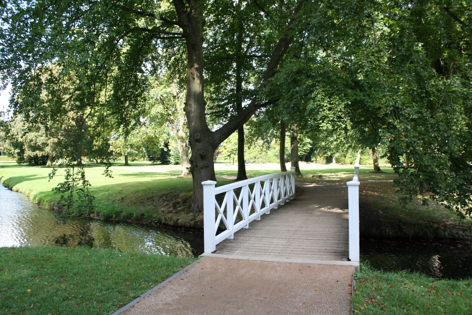 Canon EOS 1000D (EOS Digital Rebel XS / EOS Kiss F) sample photo. Park, bridge, nature photography