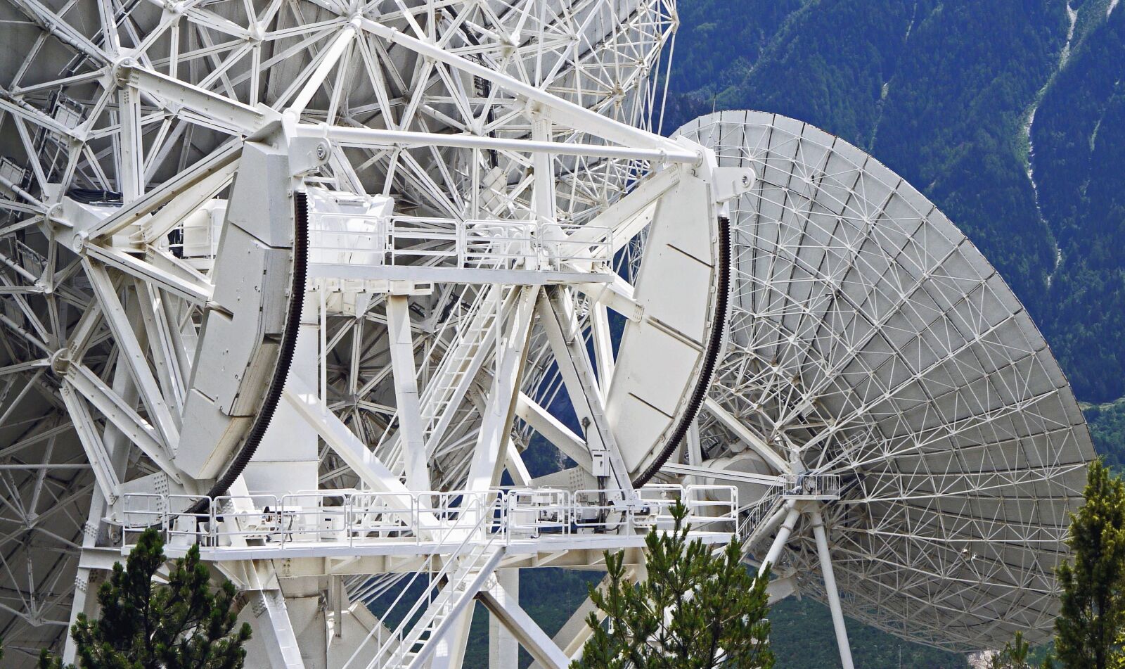 Panasonic Lumix DMC-G1 sample photo. Satellite, antenna, transmitter, receiver photography