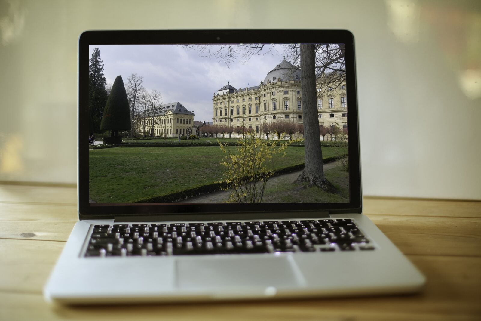 Canon EOS 5D Mark II sample photo. Macbook, workplace, mac photography