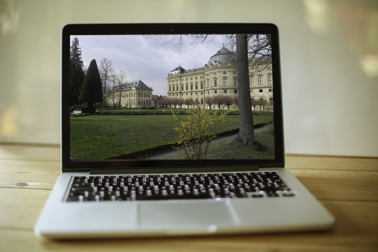 Canon EOS 5D Mark II + Canon EF 50mm F1.4 USM sample photo. Macbook, workplace, mac photography