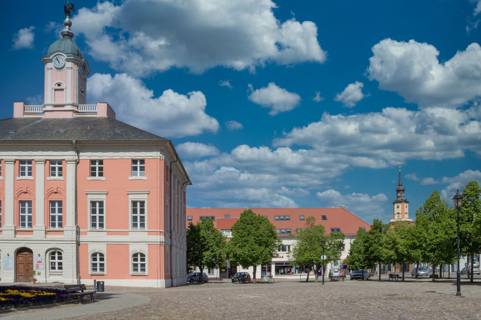 Canon EF-S 18-135mm F3.5-5.6 IS sample photo. Town hall, church, marketplace photography