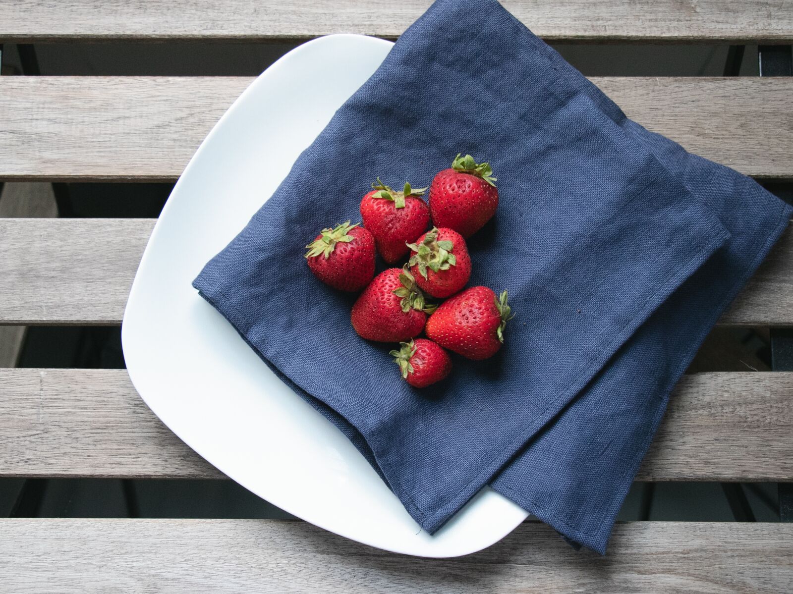Canon EF-S 18-135mm F3.5-5.6 IS USM sample photo. Strawberries, fruit, food photography