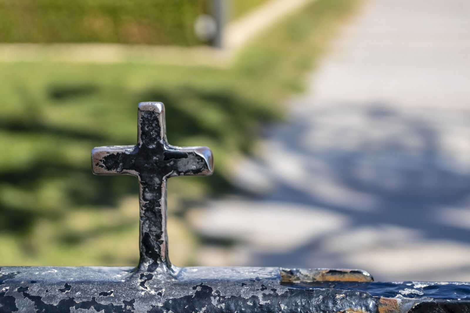Canon EOS 750D (EOS Rebel T6i / EOS Kiss X8i) + Canon TS-E 90mm F2.8 Tilt-Shift sample photo. Cross, religion, kirkelåge photography