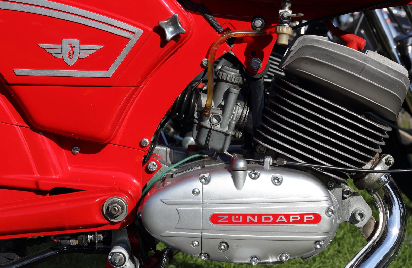 Canon EOS 550D (EOS Rebel T2i / EOS Kiss X4) sample photo. Zundapp, moped, engine photography