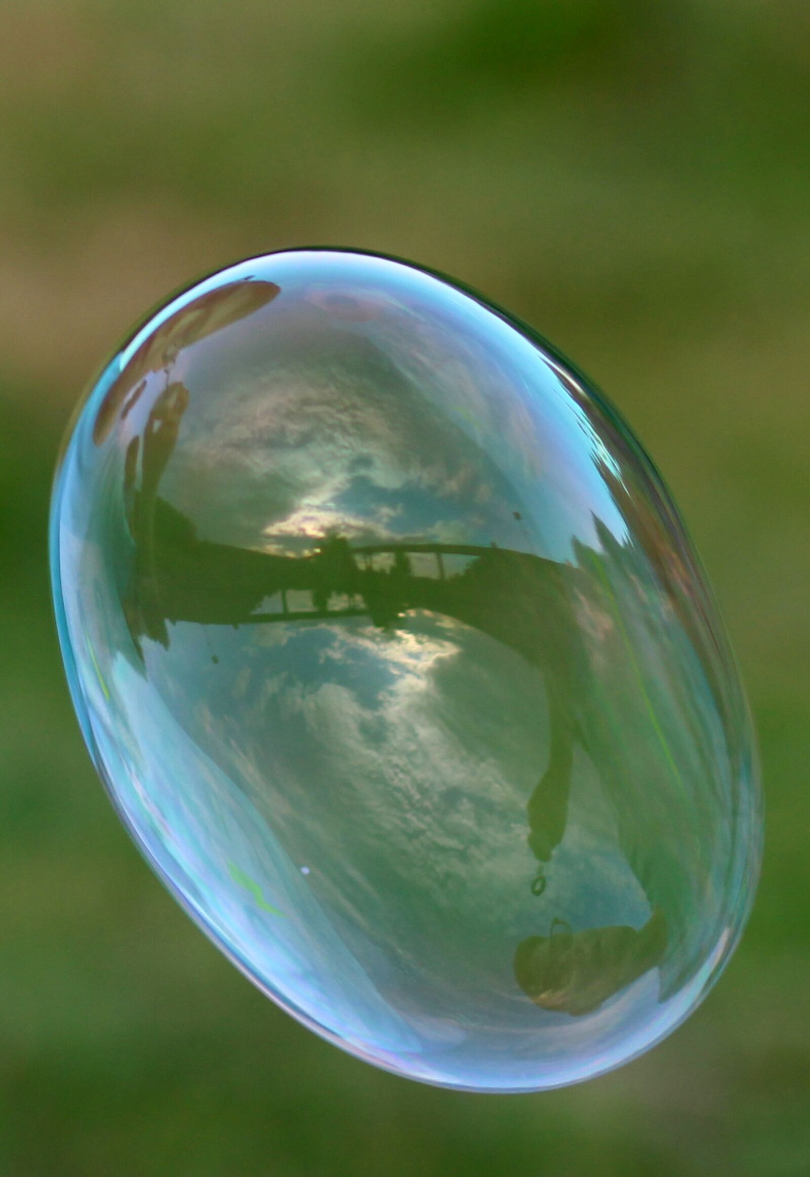Canon EOS 700D (EOS Rebel T5i / EOS Kiss X7i) + Canon EF 85mm F1.8 USM sample photo. Soap bubble, reflection, bridge photography