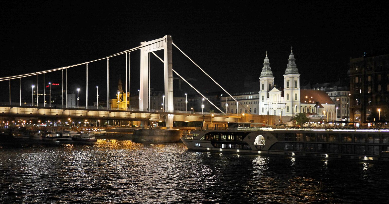 Panasonic Lumix DMC-GH3 sample photo. Budapest at night, elisabeth photography