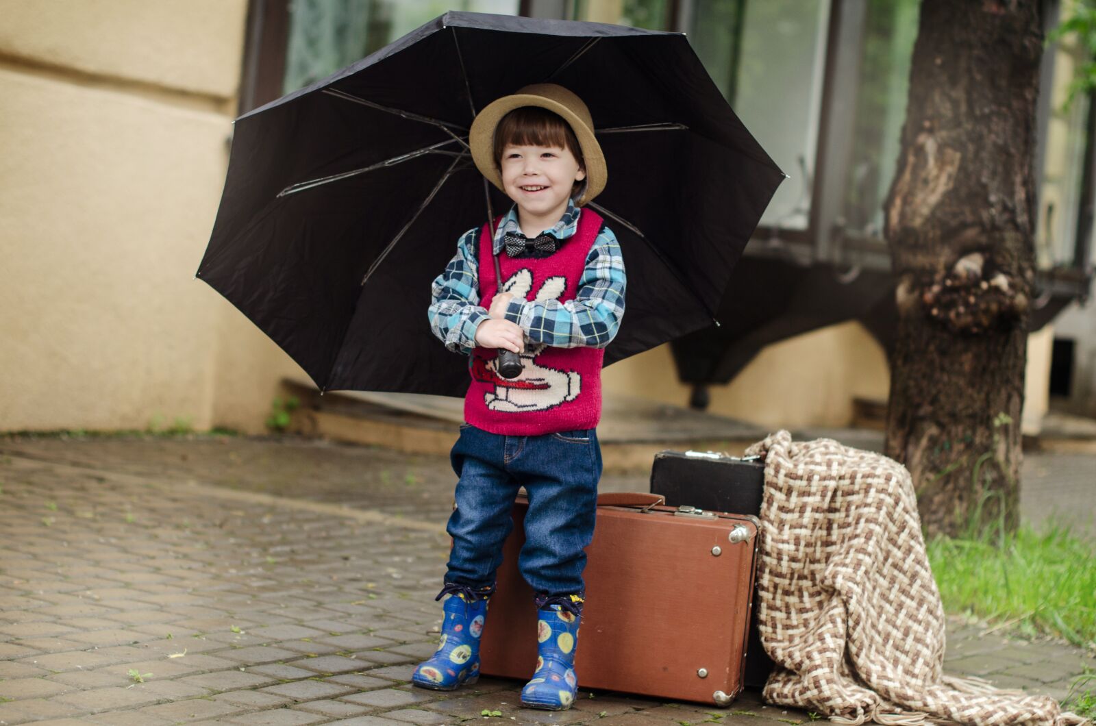 Nikon D5100 sample photo. Suitcase, rain, street photography