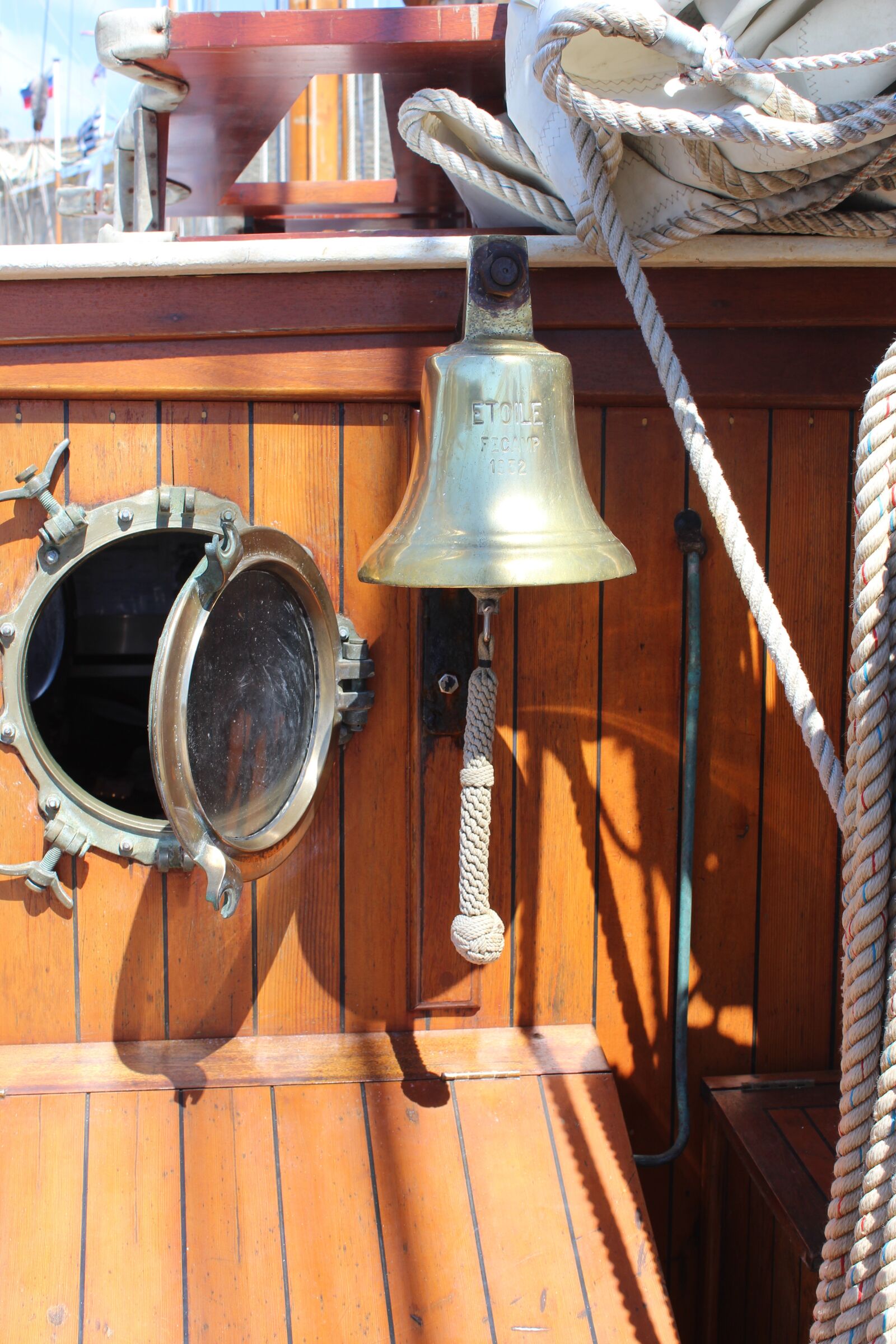 Canon EOS 1200D (EOS Rebel T5 / EOS Kiss X70 / EOS Hi) sample photo. Bell, hermione, training ship photography