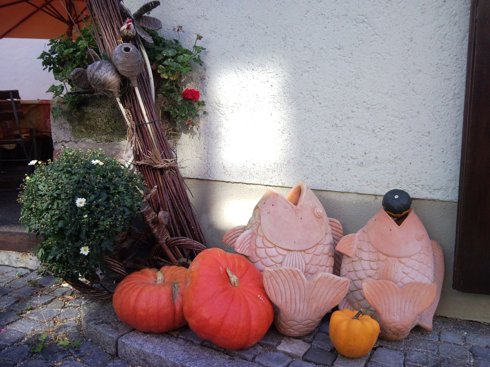 Samsung SGH-i900 sample photo. Thrown fish, pumpkin, decoration photography
