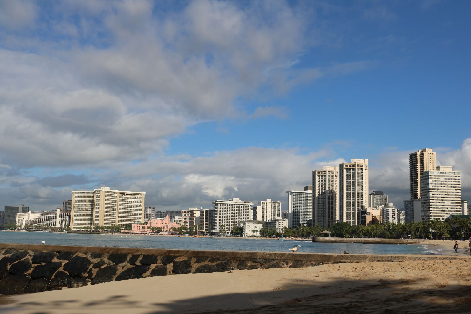 Canon EOS 750D (EOS Rebel T6i / EOS Kiss X8i) + Canon EF-S 18-55mm F3.5-5.6 IS STM sample photo. Hawaii, beach, hotel photography