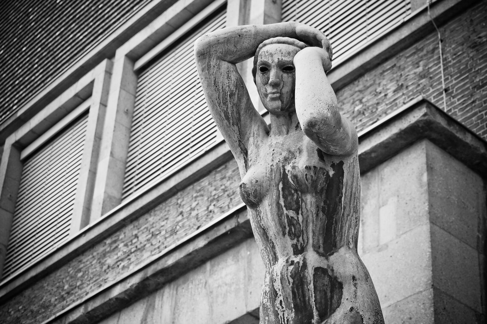 Olympus OM-D E-M10 sample photo. Facade, statue, sculpture photography