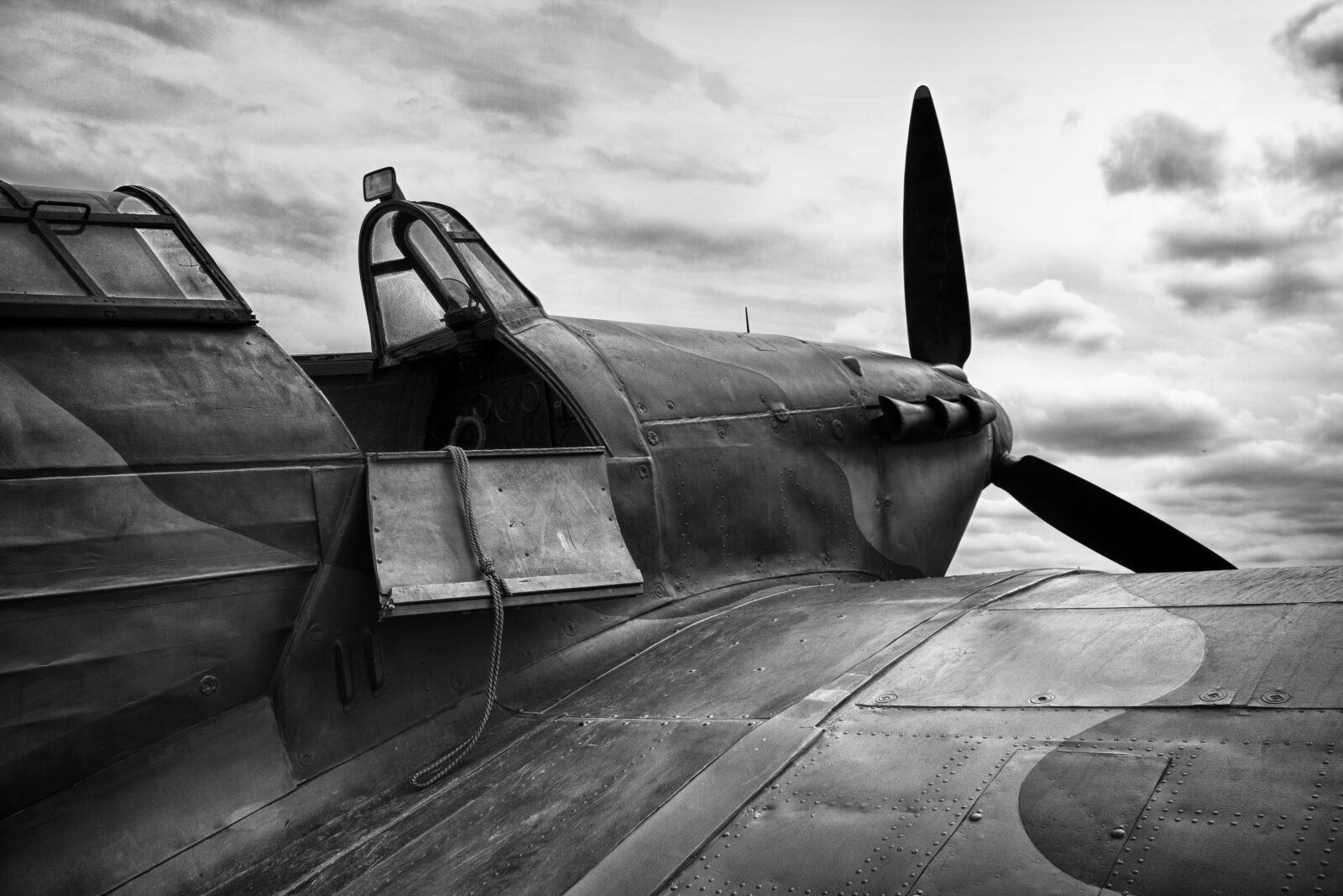 Canon EOS 550D (EOS Rebel T2i / EOS Kiss X4) sample photo. Aeroplane, hurricane, black photography